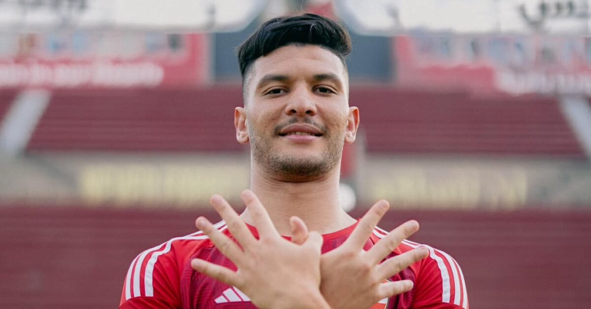 أحمد حسن يعلن عن أول الراحلين من الأهلي في الميركاتو الشتوي