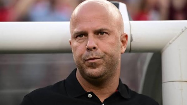 أرني سلوت يعلق على حذف محمد صلاح صورته بقميص ليفربول