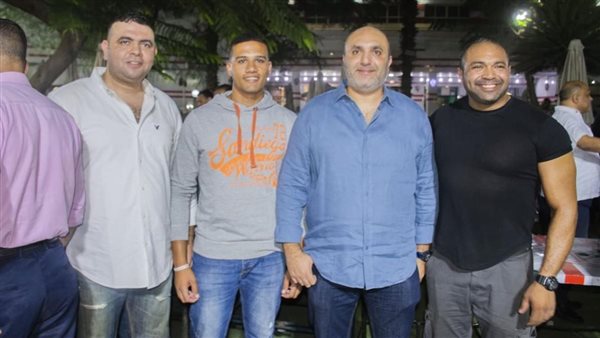 أعضاء نادي الزمالك يحتفلون بهاني العتال بعد تعيينه في مجلس الشيوخ