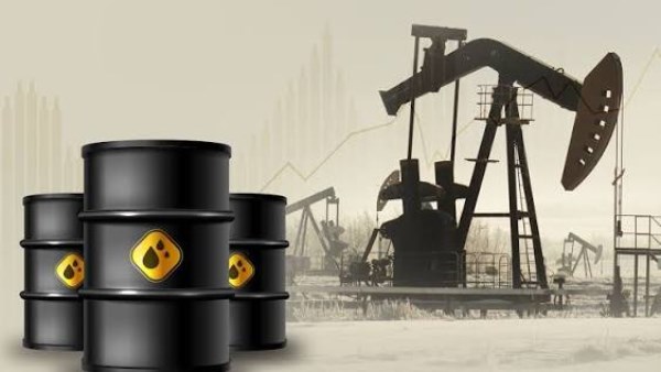 ارتفاع طفيف في أسعار النفط مع توقعات بانخفاض المخزونات الأمريكية