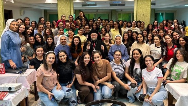 الأنبا مرقس يجتمع بالطالبات المغتربات في دار أم المحبة بأسيوط