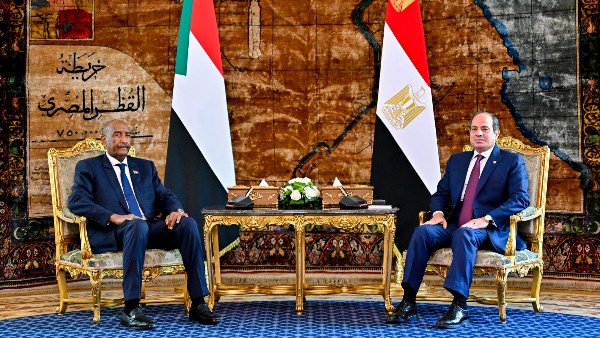 الرئيس السيسي والبرهان يتناولان تطورات الأوضاع في السودان وملف مياه النيل