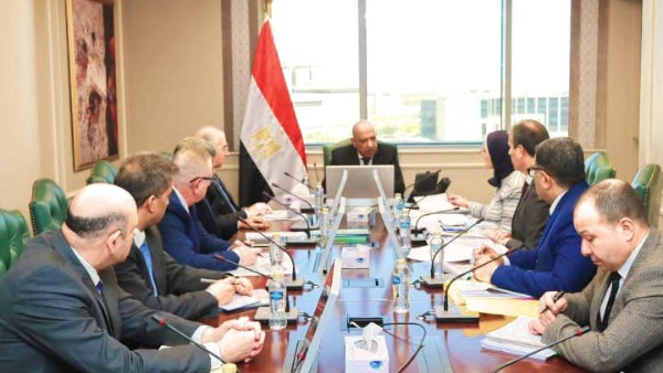 الكهرباء تستكشف فرص التنمية الزراعية والصناعية في توشكى وشرق العوينات والروبيكي