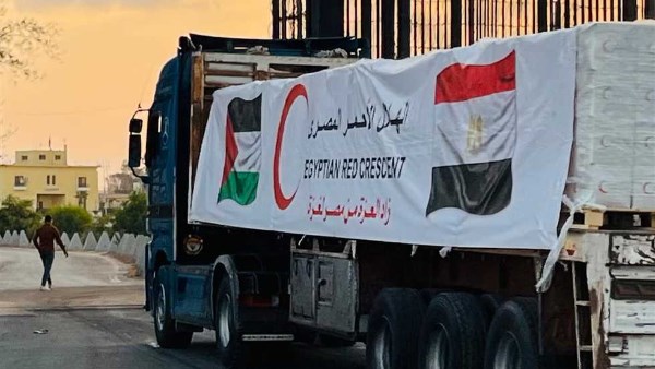 الهلال الأحمر المصري يرسل 6 آلاف طن من المساعدات الإنسانية إلى غزة عبر قافلة «زاد العزة» الـ 57