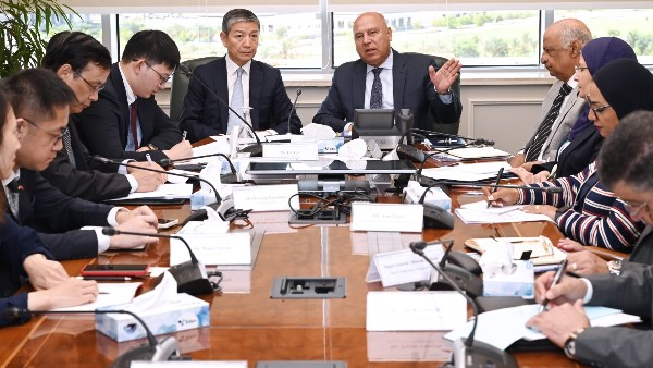 الوزير يعلن عن بدء المرحلة الرابعة من مشروع القطار الكهربائي الخفيف حتى العاشر من رمضان