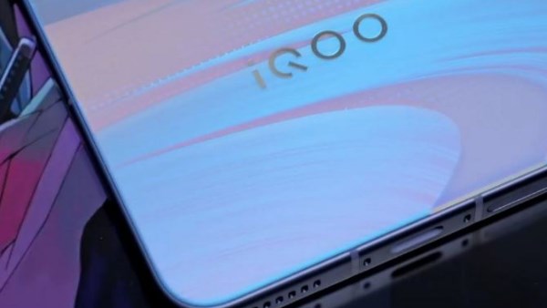 بقدرة شحن مذهلة.. اكتشف أهم مواصفات هاتف iQOO 15