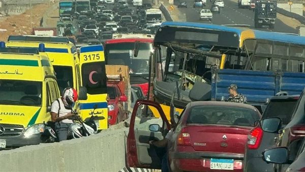 تصادم أتوبيس نقل عام مع حاجز خرساني على الطريق السياحي نحو المنيب