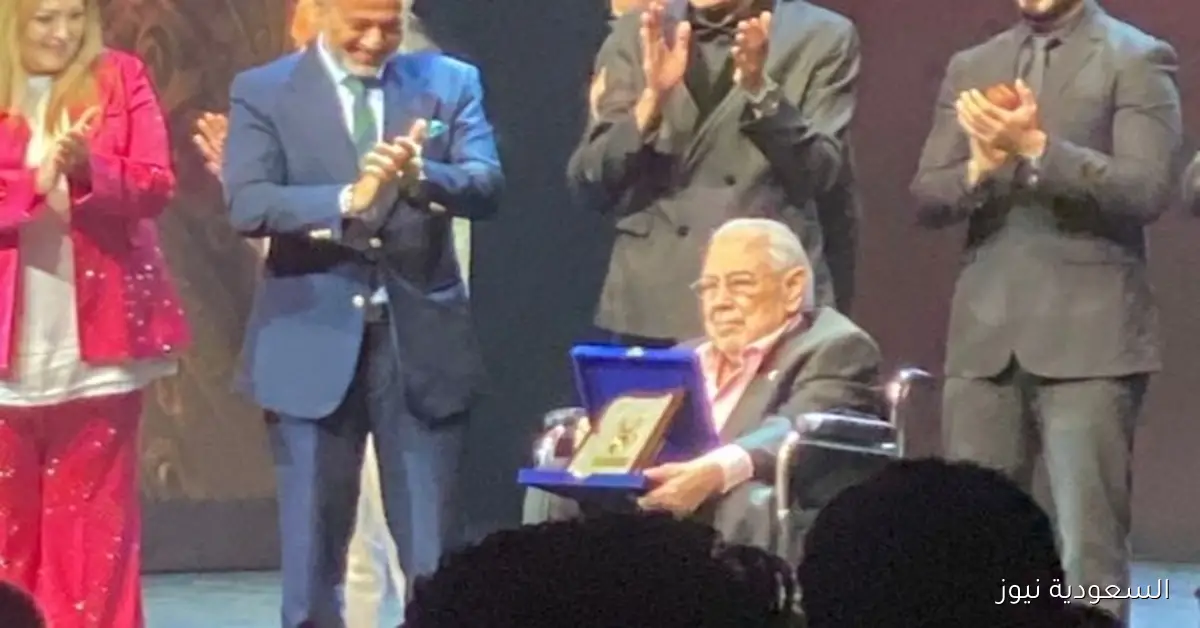 تكريم صبري عبد المنعم في مهرجان نقابة المهن التمثيلية بعد تعافيه الصحي