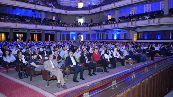 جلسة حوارية مثيرة عن ريادة الأعمال المدعومة بالذكاء الاصطناعي في مؤتمر جامعة القاهرة