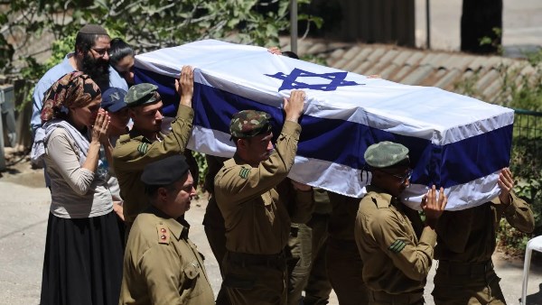 جيش الاحتلال يستلم رفات أسير من الصليب الأحمر