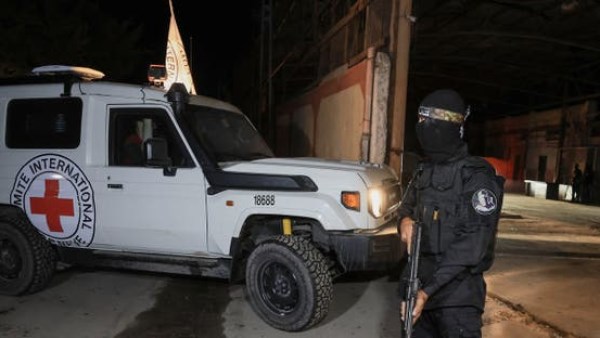 حماس تسلم جثـ تين من الرهائن الإسرائيليين للصليب الأحمر