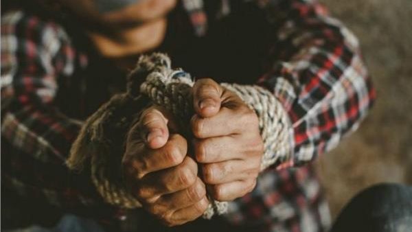 راقصة وزوجها يحتجزان شخصًا ويقيدانه بالحبال بسبب طلبه أفعالًا غير أخلاقية في الهرم