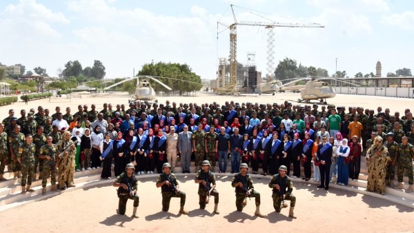 زيارة وفد من الشباب والرياضة وطلاب الجامعات لقوات المظلات وسايلو فودز