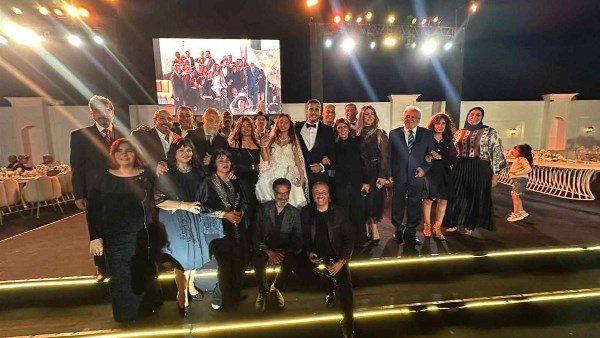 عايدة فهمى تحتفل بزفاف ابنها بين أصدقائها في أجواء مليئة بالفرح