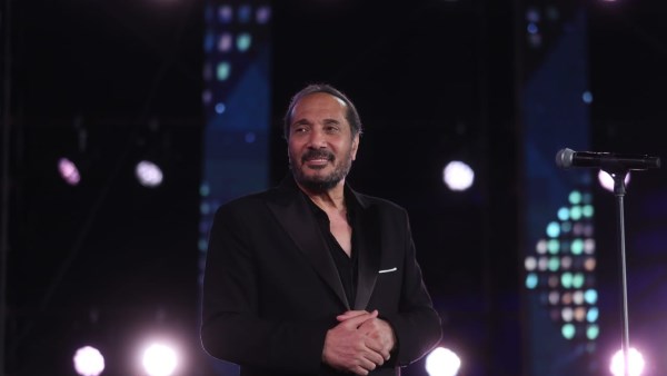 علي الحجار يفتتح حفله في مهرجان الموسيقى العربية بأغنية “المال والبنون”