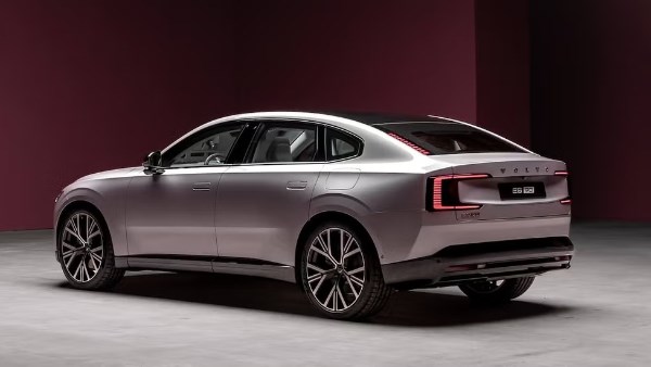 فولفو تطلق سيارتها الكهربائية ES90 وسعرها العالمي
