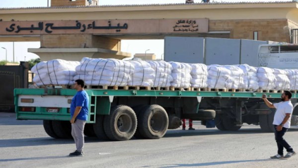 قافلة المساعدات الإنسانية “زاد العزة” تصل إلى قطاع غزة