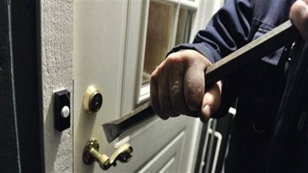 مجهولون يسرقون مقتنيات ثمينة من خليجيين في الجيزة بعد ادعاء قرابتهم بالخادمة