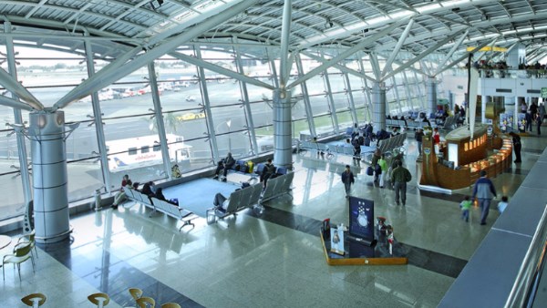 مطار القاهرة يطلق خدمات تفاعلية مبتكرة للركاب باستخدام الذكاء الاصطناعي