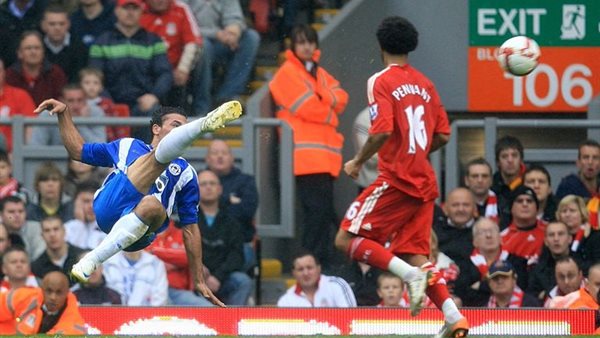 موقف طريف مع عمرو زكي قبل هدفه التاريخي في ليفربول يرويه مدرب ويجان السابق