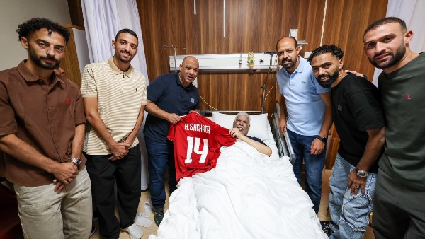 نجوم الأهلي يكرمون حسن شحاتة بتقديم تيشيرت مميز له