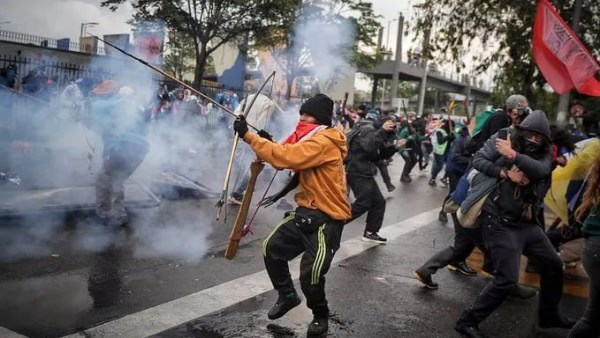 هجوم عنيف بالسهام والعبوات الحارقة على السفارة الأمريكية في كولومبيا