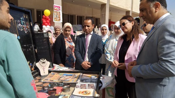 وحدة التضامن تفتح معرض الأسر المنتجة في جامعة حلوان بمشاركة 120 عارضاً وعارضة
