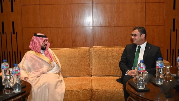 وزير الإسكان يعقد اجتماعًا مع وفد وزارة البلديات السعودية لتعزيز التعاون وتبادل الخبرات