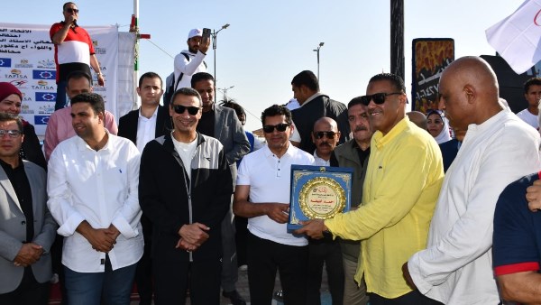 وزير الشباب والرياضة ومحافظ السويس يطلقان مهرجان يوم المشي العالمي