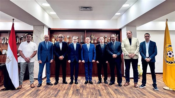 جلسة ودية تجمع محافظ الإسماعيلية مع أعضاء لجنة إنقاذ النادي