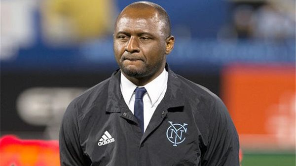 جنوى الإيطالي يقرر إنهاء عقد المدير الفني باتريك فييرا