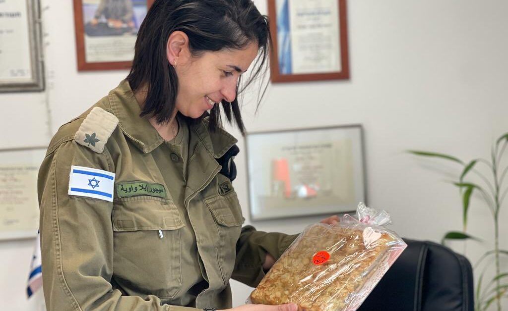 من هي كابتن إيلا التي تُعتبر المرشحة لخلافة أفيخاي أدرعي بعد انتهاء خدمته؟