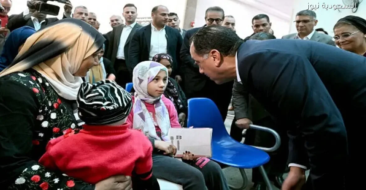 رئيس الوزراء يتحدث مع المواطنين عن خدمات مركز طب الأسرة في الصف