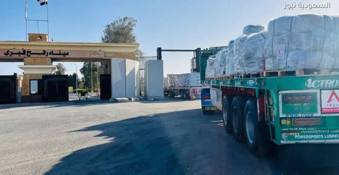 قافلة مساعدات الـ100 تصل الفلسطينيين في غزة عبر معبر رفح