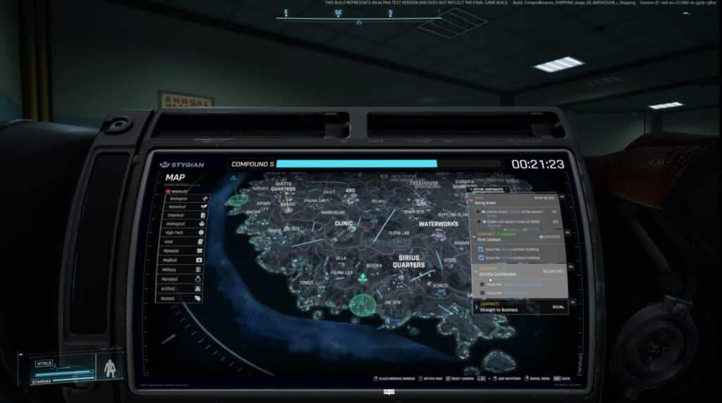 غرفة مضاءة بشكل خافت مع شاشة جهاز تعرض خريطة جزيرة مفصلة مع مواقع مثل "عيادة" و"مقر سيريوس" في PUBG