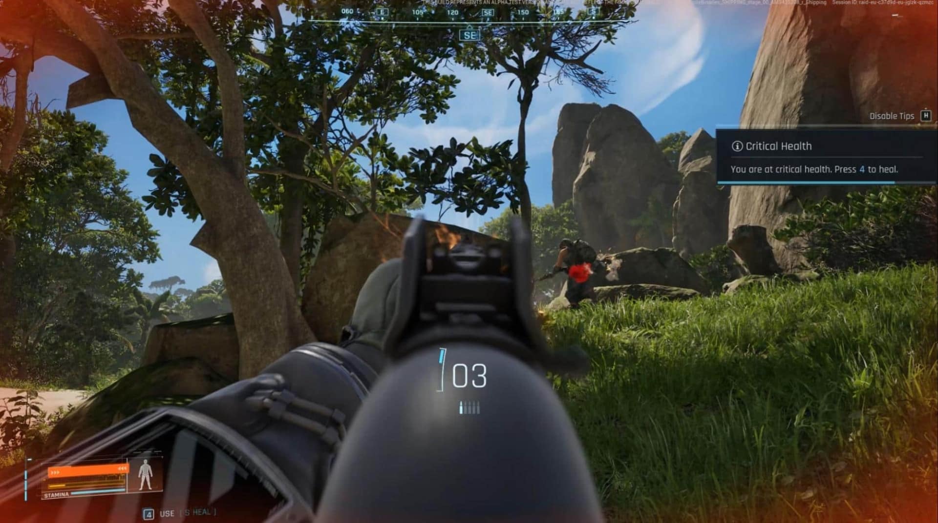 عرض لعبة PUBG من منظور الشخص الأول يظهر سلاحًا يستهدف خصمًا بالقرب من الصخور والأشجار