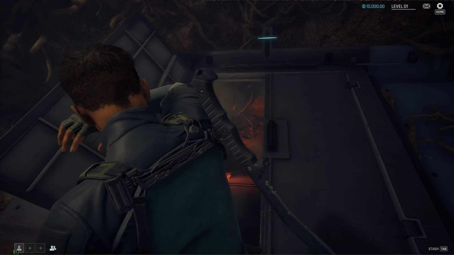 شخص يرتدي معدات تكتيكية يدخل فتحة مضاءة بشكل خافت في بيئة غابية في PUBG