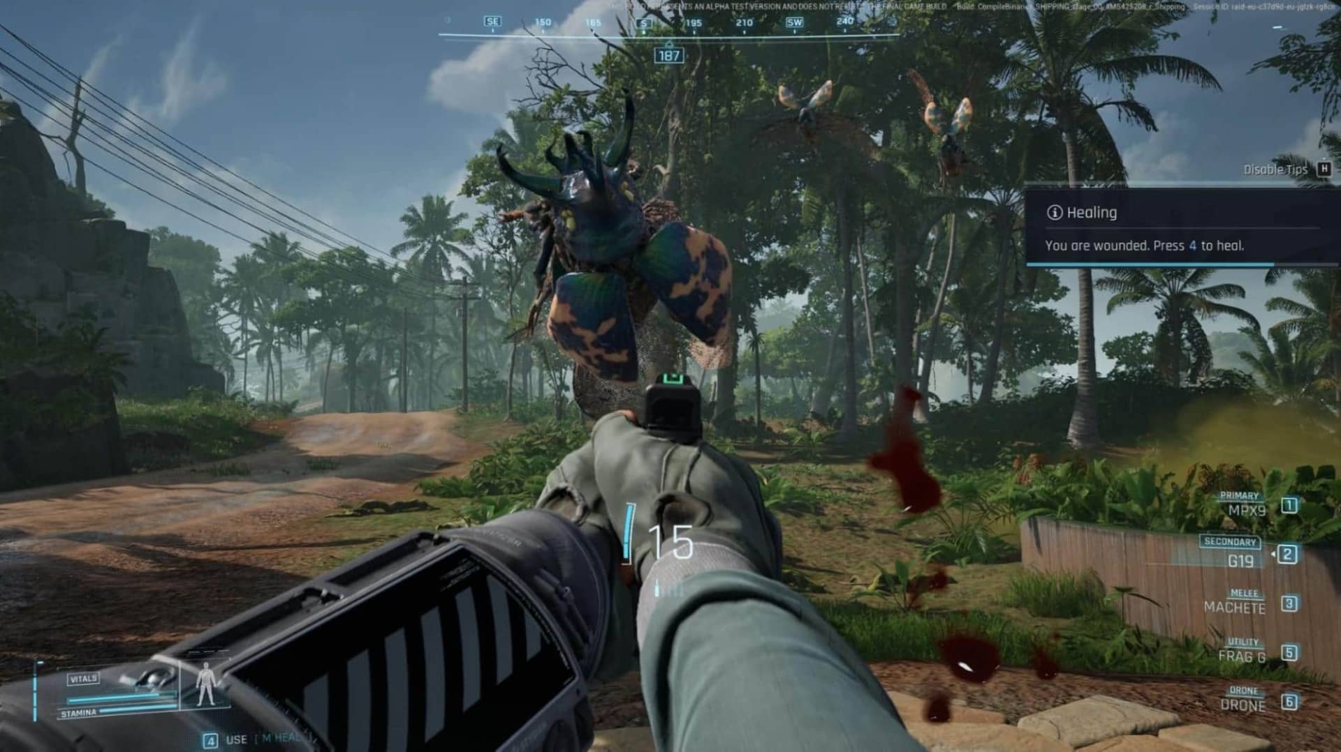 عرض لعبة PUBG من منظور الشخص الأول يستهدف مخلوق ضخم يشبه الخنفساء في غابة استوائية خصبة