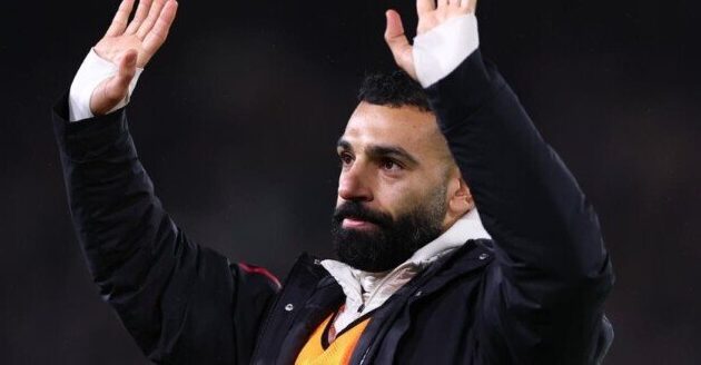 أيمن يونس: محمد صلاح ارتكب خطأ ويجب الرد على سلوت في الملعب