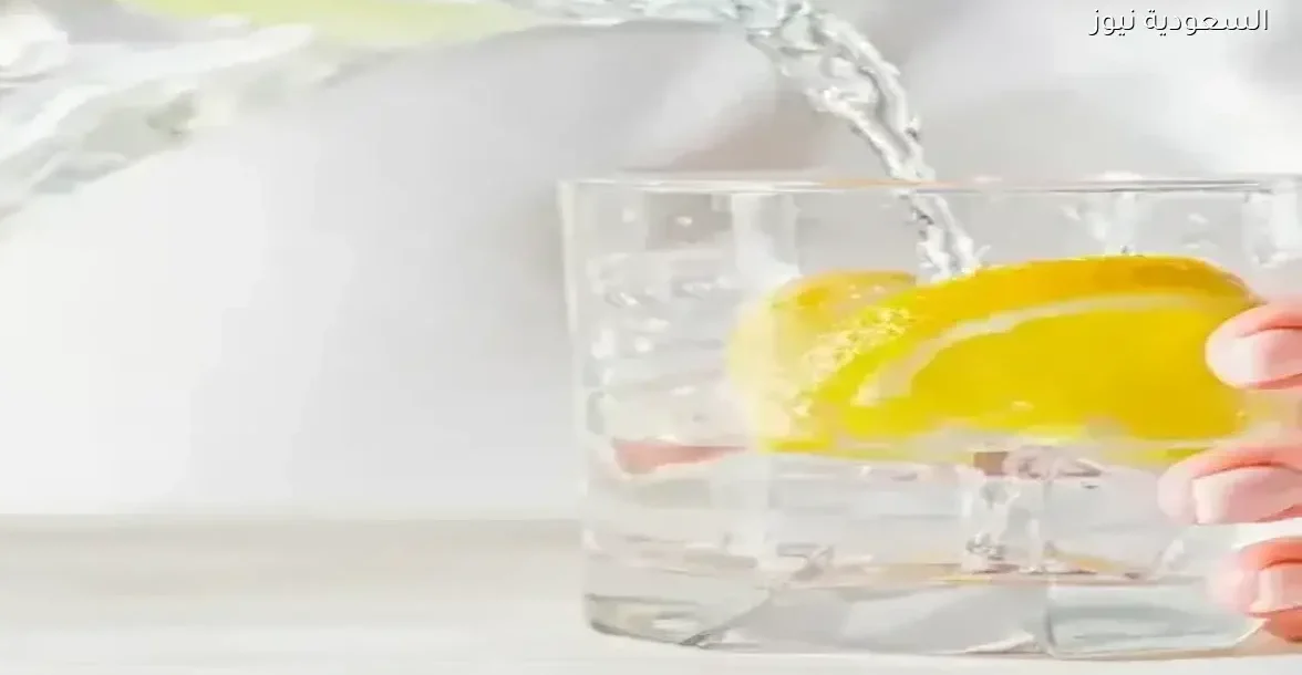 اكتشف فوائد ماء الليمون مع الملح الأسود كمشروب صباحي صحي