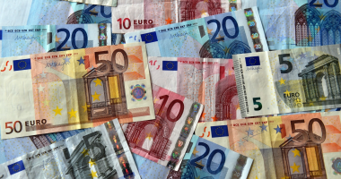 السعودية نيوز : 
                                            تراجع سعر اليورو فى ختام تعاملات اليوم الأحد 7 ديسمبر 2025 أمام الجنيه بالبنوك