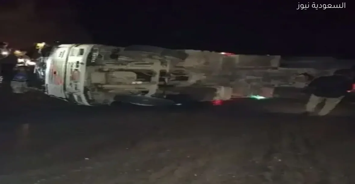 انقلاب شاحنة دقيق يعطل حركة المرور في نقيل الكربا بالمقاطرة