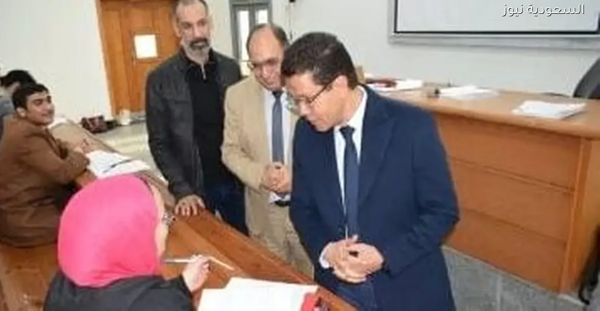 رئيس جامعة بنها يزور امتحانات كلية الحقوق في العبور ويشرف على سيرها
