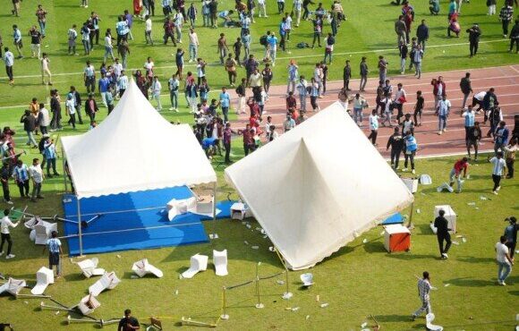 فوضى في جولة ميسي بالهند بعد إلقاء زجاجات من قبل المشجعين بسبب سوء التنظيم