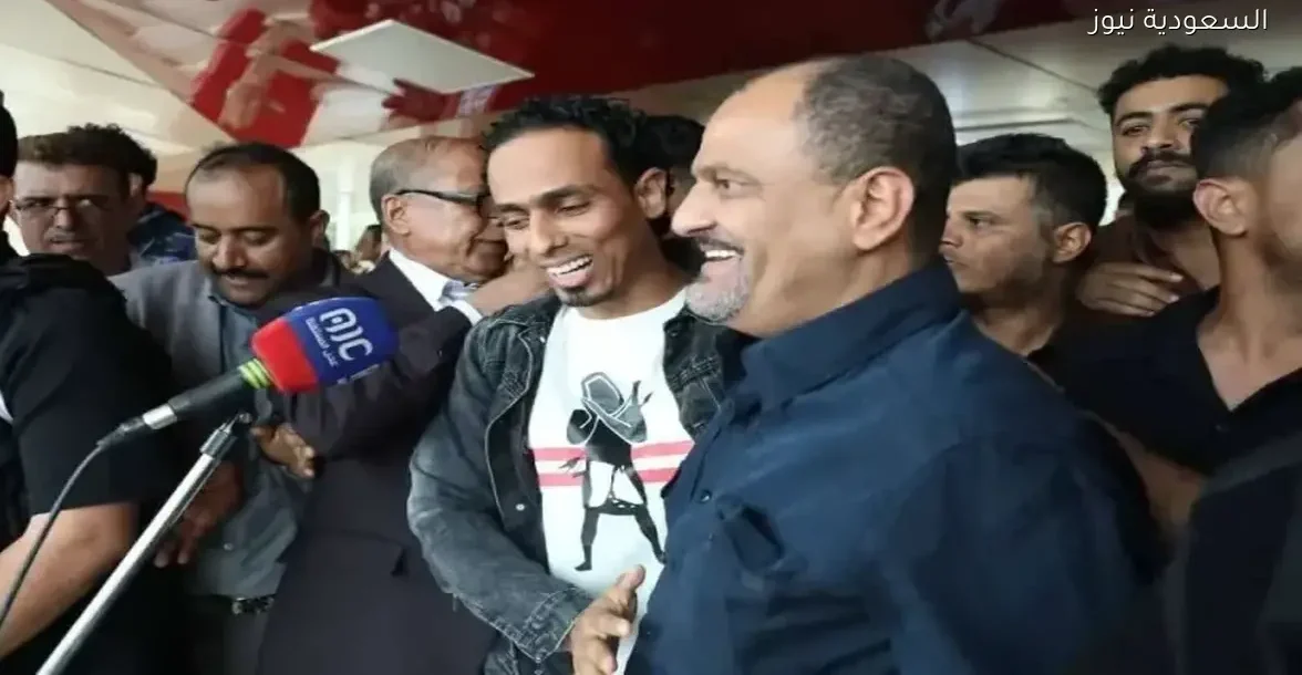 قيادي عسكري جنوبي يتصدر اعتصام عدن وسط انتقادات لممارسات المليشيات الانتقالية