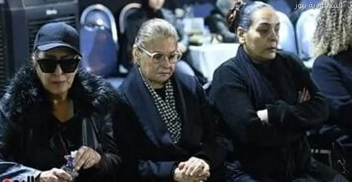 لمياء الأمير تعبر عن حزنها في عزاء شقيقها طارق بمسجد آل رشدان