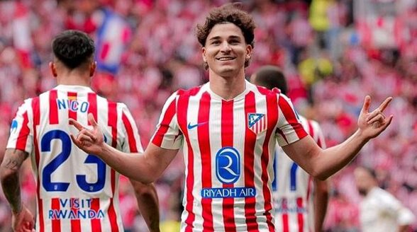 أرسنال وبرشلونة في صراع على ضم ألفاريز في الميركاتو