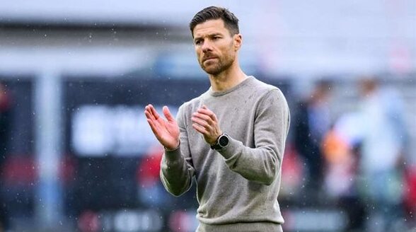 ألونسو يستعد للإطاحة بسلوت من تدريب ليفربول