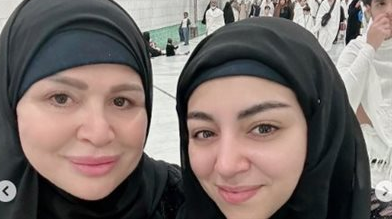 إلهام شاهين تقوم بزيارة مكة المكرمة مع ابن شقيقتها وتؤدي مناسك العمرة
