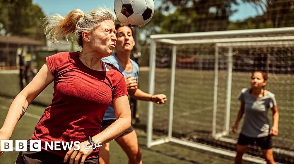 الخرف وتأثير ضرب الكرة بالرأس على صحة الدماغ: ما يجب معرفته